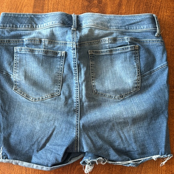 Torrid Distressed Jean Short Size 16 - Picture 4 of 4